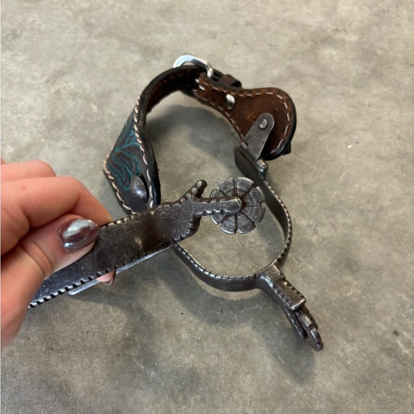 Weaver Blunt Spurs with Leather Spur Straps - Picture 1 of 4